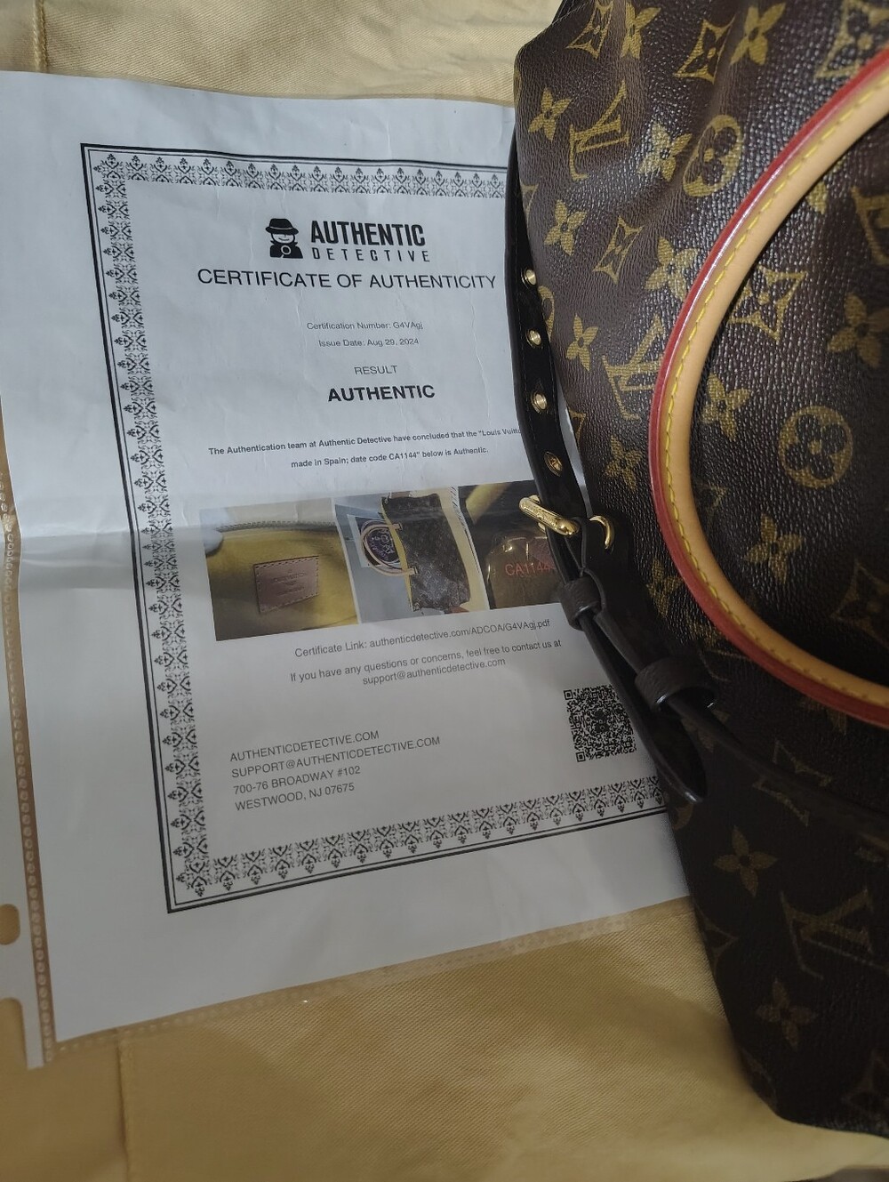 It's A Beautiful Louis Vuitton Pallas MM Size Bag. Youll gonna love her!